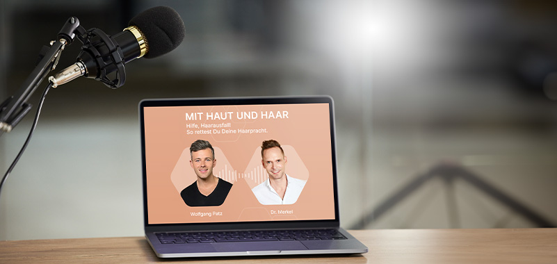 podcast-mit-haut-und-haar-wird-symbolisiert-durch-ein-mikrophon-und-ein-laptop-mit-dem-thumbnail